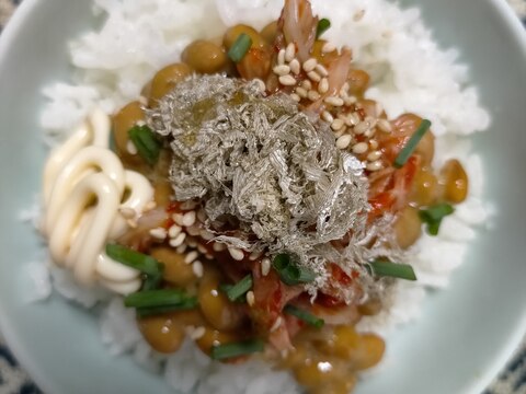 とろろ昆布とごまとねぎのキムチマヨ納豆ご飯